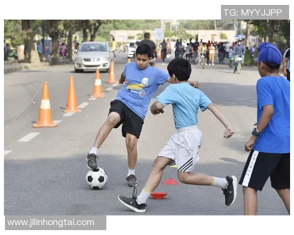 街头足球挑战赛：足球球星街头竞技演绎无限创意与技巧之战