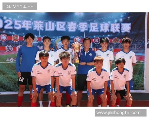 昌都职校足球球星奋勇拼搏展现校园体育精神风采 昌都职校足球球星奋勇拼搏展现校园体育精神风采